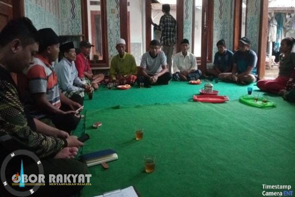 Untuk mengawal keberhasilan pelaksanaan reboisasi atau tanaman Didik Fajar Setiawan Asisten Perum Perhutani (Asper) KBKPH Besuki dan Hari Subagiyo kepala Resort Pemangkuan Hutan (KRPH) Wringin melaksanakan penyuluhan dan pembinaan serta diskusi interaktif dengan anggota tani hutan petak 70D bertempat di dusun Tambelang desa Jambewungu kecamatan Wringin, Senin (16/12/2024).
