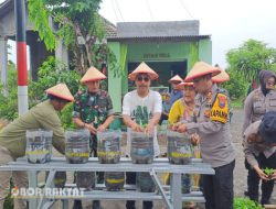 Gelorakan Swasembada Pangan, Polisi Serahkan Bibit Tanaman di Tambak Kalisogo Sidoarjo