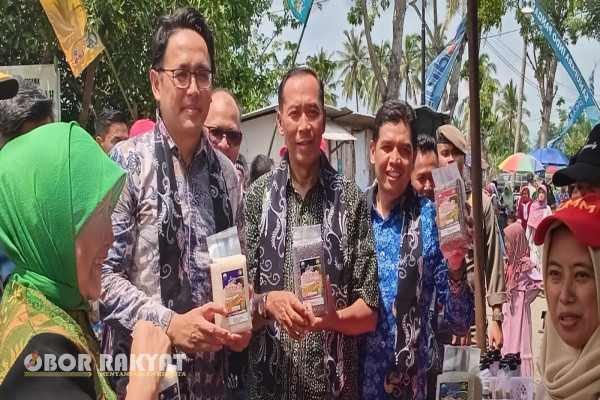 Bondowoso, Obor Rakyat - Wakil Menteri Pendidikan Tinggi, Sains, dan Teknologi Republik Indonesia (Wamen Dikti Saintek RI), Prof Fauzan kunjungan kerja (Kunker) di Bondowoso untuk melihat langsung kawasan organik di Desa Lombok, Kecamatan Wonosari.