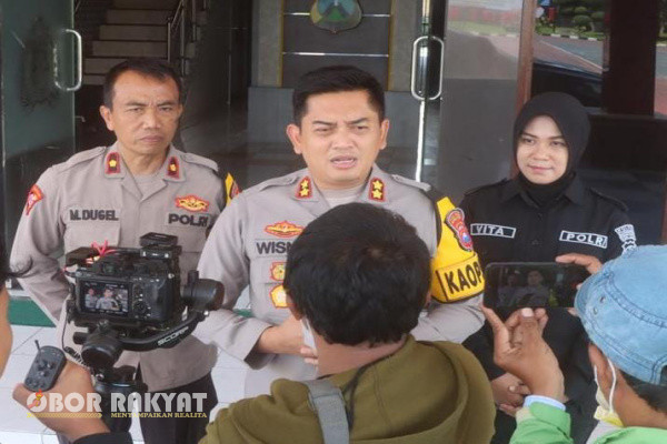 Probolinggo, Obor Rakyat - Adanya dugaan tindak pidana penipuan yang dilakukan oleh oknum anggota Polisi di Probolinggo kepada dua warga mendapat perhatian dan atensi dari Kapolres Probolinggo, AKBP Wisnu Wardana.
