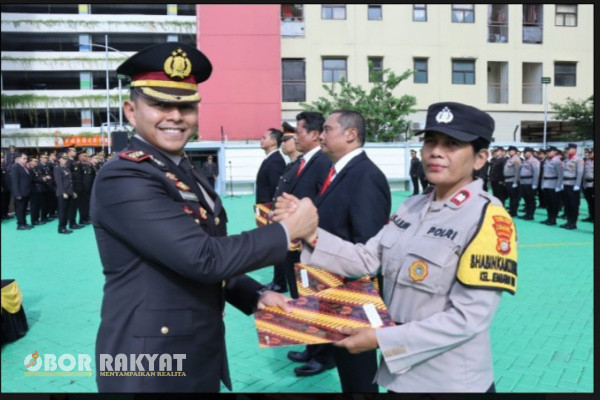 Jakarta, Obor Rakyat - Sebanyak 54 personel Polres Metro Jakarta Barat, menerima penghargaan atas dedikasi dan pengabdiannya dalam menjalankan tugas.