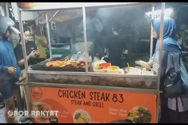 Jakarta, Obor Rakyat - Anda suka kuliner Chicken Steak ayam 83 yang lezat?. Kini hadir di jalan Halim Perdanakusuma, Jakarta Timur.
