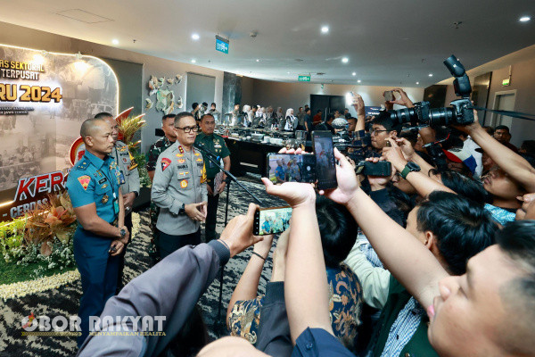 Surabaya, Obor Rakyat - Menjelang libur Natal 2024 dan Tahun Baru 2025 (Nataru), Kepolisian Daerah Jawa Timur (Polda Jatim) telah mempersiapkan pola - pola pengamanan demi memberikan rasa aman dan nyaman kepada warga masyarakat.