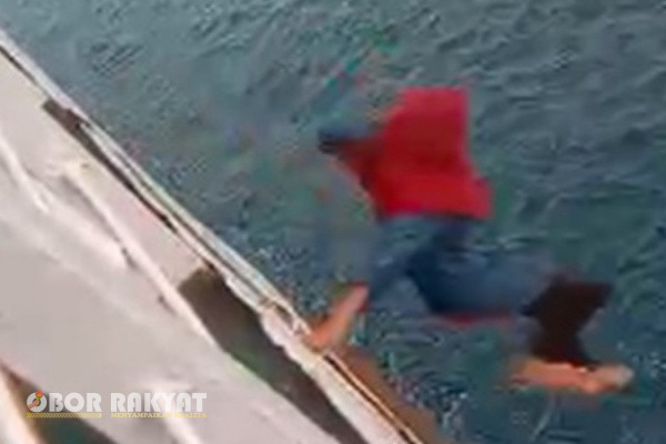 Jembrana, Obor Rakyat - Seorang wanita asal Jember, Jawa Timur, nekat melompat atau menceburkan diri ke laut di Selat Bali, Sabtu (21/12/2024) pagi.