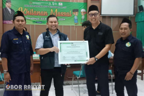 Surabaya, Obor Rakyat - Dalam rangka menyambut peringatan Isra' Mi'raj Nabi Muhammad SAW 1445 Hijriah, Yayasan Bumi Miring Nusantara (BMN), menyelenggarakan bakti sosial (Baksos). Kali ini giliran warga wilayah Ngadel, Kelurahan Karangpoh, Kecamatan Tandes, Kota Surabaya.