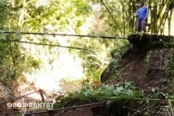 Bondowoso, Obor Rakyat - Dua jembatan di Desa Brambang Darussalam, Kecamatan Tlogosari, Kabupaten Bondowoso, ambruk setelah diterjang banjir akibat hujan deras," Minggu (22/12/2024) malam.