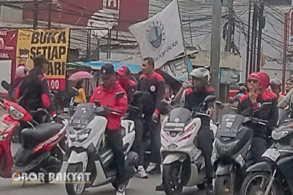 Bekasi, Obor Rakyat - Lagi ribuan buruh se Jawa Barat gelar aksi serentak di rumah kantor DPRD kabupaten dan kota pada Senin, 23 Desember 2024. Aksi tersebut menyuarakan tuntutan penetapan Upah Minimum Sektoral Kabupaten/Kota (UMSK) 2025.