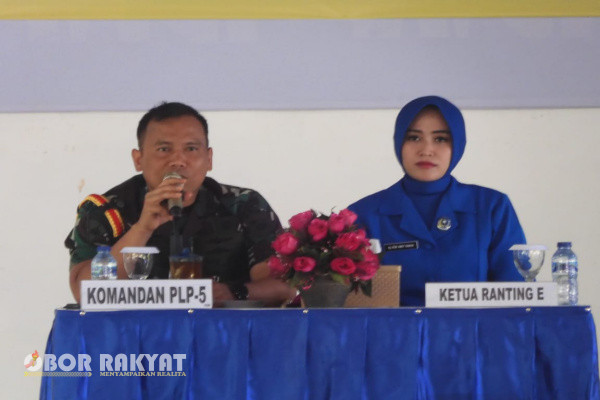 Situbondo, Obor Rakyat - Mengawali tugas sebagai Komandan Pusat Latihan Pertempuran Marinir (Danpuslatpurmar) -5 Baluran, Mayor Marinir Khairun Andy Sinaga di dampingi Ketua Jalasenastri Ranting E Cabang 5 PG Kormar, Ny Reni Andy Sinaga melaksanakan entry briefing kepada Prajurit beserta keluarga di gedung Balai Prajurit Kesatrian Sugeng Hardjo Taruno, Sumberwaru, Kecamatan Banyuputih, Kabupaten Situbondo, Senin, (23/12/2024).