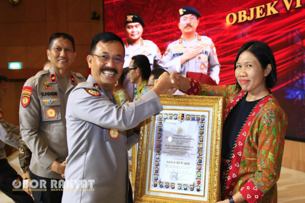 Jakarta, Obor Rakyat – Kakorsabhara Irjen Pol M. Ritonga mewakili Kabaharkam Polri, secara resmi menyerahkan sertifikat audit sistem manajemen pengamanan kepada 15 perusahaan yang tergolong dalam kategori Objek Vital Nasional (Obvitnas). Acara yang digelar di Jakarta ini merupakan wujud apresiasi Polri terhadap penerapan sistem manajemen pengamanan yang andal dan sesuai standar.