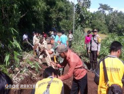 Gercep, Polisi bersama TNI dan BPBD Bondowoso Tangani Dampak Banjir dan Tanah longsor di Wilayah Kecamatan Tlogosari