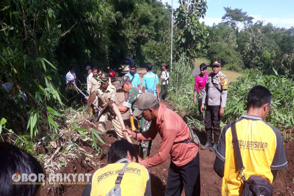 Bondowoso, Obor Rakyat - Polres Bondowoso Polda Jatim melalui Polsek Tlogosari bersama TNI, dan BPBD serta warga masyarakat gerak cepat ( Gercep) menggelar kegiatan kerja bakti pasca banjir dan longsor di kecamatan Tlogosari Bondowoso.