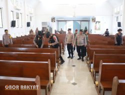 Tim Jibom Gegana Polda Jatim, Lakukan Sterilisasi di Sejumlah Gereja Jelang Ibadah Natal