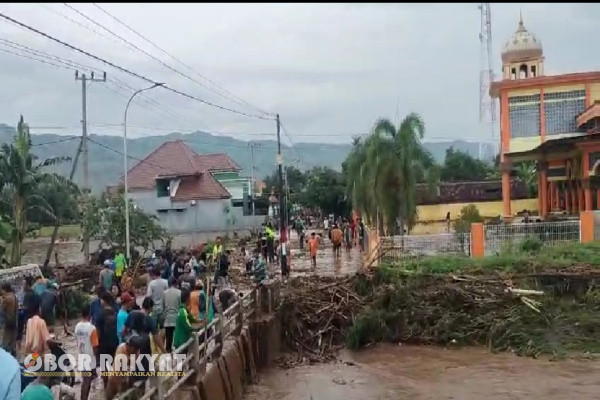 Situbondo, Obor Rakyat – Akibat meluapnya Sungai di Desa Kendit, Kecamatan Kendit, Kabuaten Situbondo, rumah, warung di sekitar lapangan Kendit, tempat ibadah dan sekolah terendam banjir setinggi lutut orang dewasa, Selasa (24/12/2024).