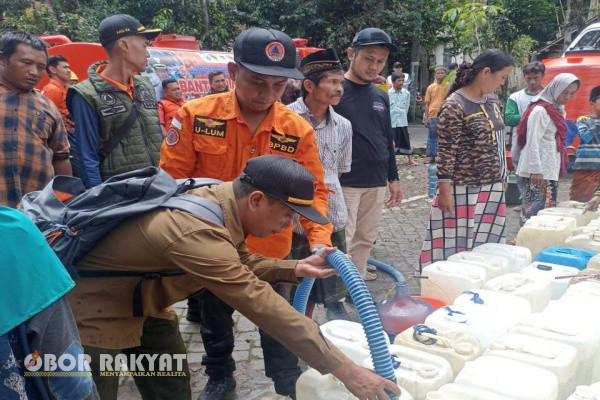 Bondowoso, Obor Rakyat - Hujan lebat yang terjadi beberapa hari lalu, di siang sampai malam hari di wilayah kecamatan Tlogosari, Kabupaten Bondowoso sekalipun tidak menyebabkan banjir bandang dan korban jiwa, namun akibat derasnya aliran air hujan menyebabkan berapa unit bak penampung air dan pipa saluran air bersih mengalami kerusakan parah.