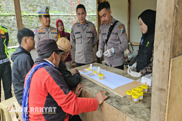 Probolinggo, Obor Rakyat - Dalam rangka memastikan keamanan wisatawan Gunung Bromo selama libur nataru, Polres Probolinggo Polda Jatim menggelar kegiatan screening urine bagi sopir jeep dan sopir bus wisata di Rest Area, Desa Sukapura, Kecamatan Sukapura, Kabupaten Probolinggo, Jum'at (27/12/2024).
