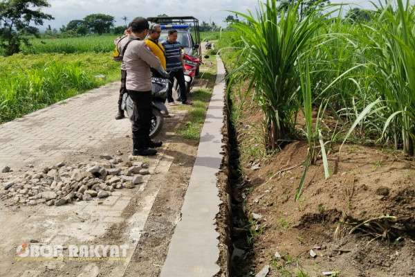 Bondowoso, Obor Rakyat - Bangunan tembok penahan tanah (TPT) jalan Desa Paguan, Kecamatan Tamankrocok, Kabupaten Bondowoso, dirusak orang yang tak bertanggung jawab. Polisi masih terus menyelidiki pelaku kasus tersebut.