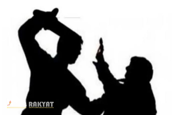 Bondowoso, Obor Rakyat - Pria paruh baya di Bondowoso, Jawa Timur, Mulyadi (56) dibacok saudara sepupunya sendiri berinisial A (55). Pembacokan terjadi diduga karena tuduhan santet. Setelah melakukan pembacokan pelaku langsung menyerahkan diri ke polisi.