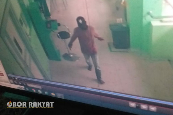 Surabaya, Obor Rakyat - Keluarga pasien rawat inap di Rumah Sakit (RS) Darus Syifa' Benowo, dikabarkan telah Kemalingan Handphone (HP) pribadinya, beruntung aksi tindak pidana pencurian tersebut terekam CCTV, terduga pelaku tak berkutik saat ditunjukkan fotonya dan memilih mengembalikan.