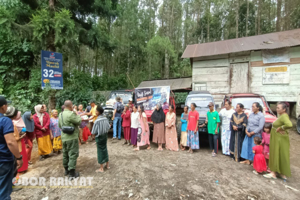 Warga yang terdampak Erupsi gunung Raung, saat menerima paket sembako.