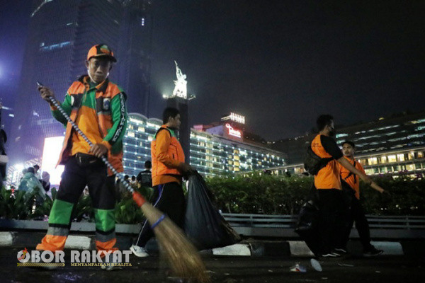 Jakarta, Obor Rakyat - Dinas Lingkungan Hidup (LH) DKI Jakarta bakal menyiagakan ribuan personel penanpganan kebersihan demi menjaga kebersihan Kota Jakarta saat perayaan malam tahun baru 2025.