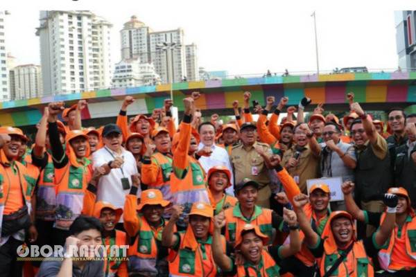 Jakarta, Obor Rakyat - Wakil Menteri Lingkungan Hidup RI, Diaz Hendropriyono mengapresiasi petugas kebersihan Dinas Lingkungan Hidup (LH) DKI Jakarta yang selalu siap menjaga kebersihan Jakarta pada malam puncak perayaan tahun baru.