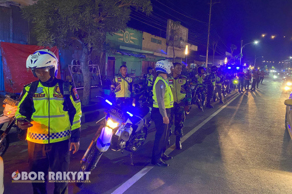 Surabaya, Obor Rakyat - Meski hujan sempat mengguyur di sejumlah wilayah Jawa Timur, namun tak menyurutkan masyarakat yang akan merayakan malam pergantian tahun.