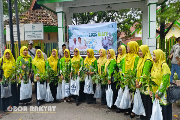 Bondowoso, Obor Rakyat - Pasca acara tasyakuran dan doa bersama sebagai pertanda dimulainya kegiatan pekerjaan tahun 2025, Management Perhutani bersama Kepala Kejaksaan Negeri (Kajari) Bondowoso, Dzakiyul Fikri, ketua GP Ansor Bondowoso, Luluk Hariyadi, Pengasuh Yayasan Al Fitroh, KH Mohammad Yusuf, dan Ikatan Istri Karyawan (IIK) Perhutani cabang Bondowoso, menggelar acara pembagian bibit gratis pada masyarakat dan pengguna jalan, Kamis (2/1/2025).