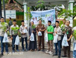 Upaya Penyelamatan Bumi, Management Perhutani Bondowoso Laksanakan Sedekah Oksigen Berupa Pembagian Bibit