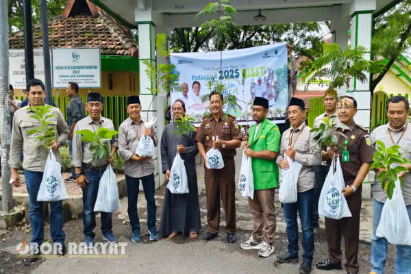 Bondowoso, Obor Rakyat - Pasca acara tasyakuran dan doa bersama sebagai pertanda dimulainya kegiatan pekerjaan tahun 2025, Management Perhutani bersama Kepala Kejaksaan Negeri (Kajari) Bondowoso, Dzakiyul Fikri, ketua GP Ansor Bondowoso, Luluk Hariyadi, Pengasuh Yayasan Al Fitroh, KH Mohammad Yusuf, dan Ikatan Istri Karyawan (IIK) Perhutani cabang Bondowoso, menggelar acara pembagian bibit gratis pada masyarakat dan pengguna jalan, Kamis (2/1/2025).