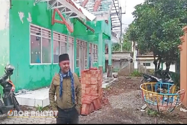 Kendati demikian, masih tersisa sebagian banyak program pemerintah yang tidak mampu diselesaikan tepat waktu, diantaranya adalah Rehap Atap Tingkat Kanak Kanak (TK), Desa Jetis Kecamatan Curahdami, Kabupaten Bondowoso yang anggarannya bersumber dari Dana Desa 2024.