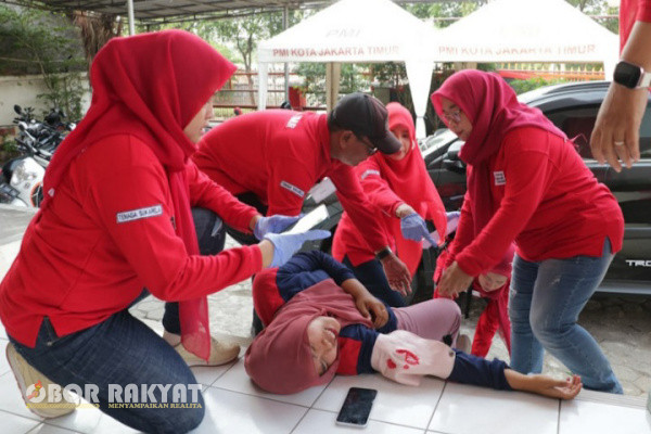 Jakarta, Obor Rakyat - Palang Merah Indonesia (PMI) Kota Jakarta Timur, berencana memberikan pelatihan kesiapsiagaan penanganan bencana dan pertolongan pertama kepada PPSU di 65 kelurahan.