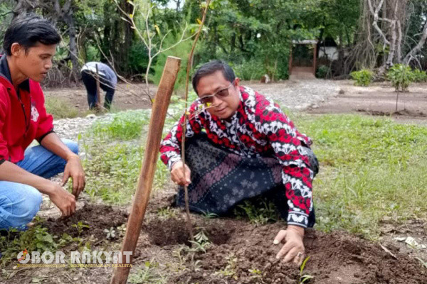 Situbondo, Obor Rakyat - Masih dalam suasana anniversary ke- 3 Wisata beach forest Situbondo, setelah menggelar fun bike dan launching e ticketing di lanjutkan dengan pagelaran " Beach forest Bersholawat " kini pengelola wisata tersebut melakukan gerakan reboisasi dan pengkayaan tanaman di dalam area kelola wisata dengan melibatkan seluruh karyawannya.