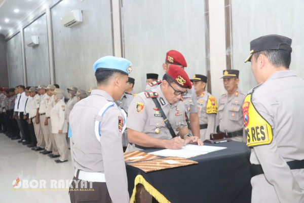 Bondowoso, Obor Rakyat - Kapolres Bondowoso, AKBP Lintar Mahardhono mengambil sumpah jabatan dalam serah terima jabatan (Sertijab) jajarannya.