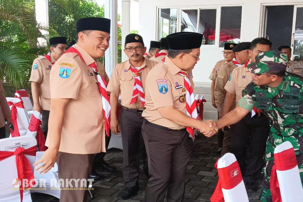 Jember, Obor Rakyat - Program makan bergizi gratis (MBG) untuk untuk anak-anak sekolah yang menjadi jargon dan unggulan pemerintahan Prabowo Subianto dan Gibran Rakabuming Raka mulai resmi digelar sejak Senin 6 Januari 2025 diseluruh provinsi se-Indonesia.