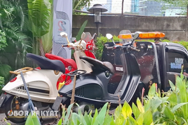 Jakarta, Obor Rakyat - Tim penyidik Komisi Pemberantasan Korupsi (KPK) menggeledah rumah seorang mantan Direktur Utama (Dirut) Badan Usaha Milik Negara (BUMN) di Jakarta.