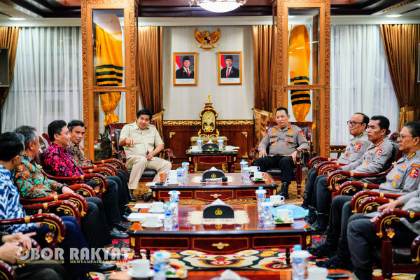 Jakarta, Obor Rakyat – Kapolri Jenderal Polisi Listyo Sigit Prabowo menerima kunjungan Menteri Perumahan dan Kawasan Permukiman RI Maruarar Sirait, beserta jajaran di Markas Besar Kepolisian Republik Indonesia (Mabes Polri) pada Jumat (10/1). Pertemuan tersebut digelar dalam rangka silaturahmi sekaligus membahas salah satu program prioritas nasional, yakni pembangunan 3 juta rumah yang telah dicanangkan oleh Presiden RI Prabowo Subianto.