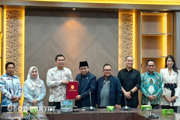 Jakarta, Obor Rakyat - Dewan Perwakilan Rakyat Daerah (DPRD) DKI Jakarta menerima kedatangan komisioner Komisi Pemilihan Umum (KPU) DKI Jakarta di Gedung DPRD DKI Jakarta, Jumat (10/1/2025).