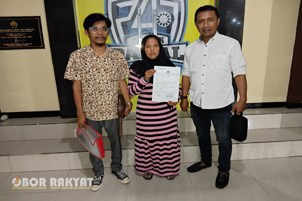 Surabaya, Obor Rakyat - Kasus meninggalnya inisial FP warga Benowo Krajan V/26, Surabaya, rupanya masih terus bergulir. Terkini secara resmi pelaporan tersebut sudah diterima dengan Tanda Bukti Laporan (TBL) NOMER:TBL/8/01/1/2025/SPKT POLSEK PAKAL/POLRESTABES/POLDA JAWA TIMUR.