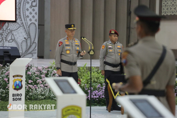 Surabaya, Obor Rakyat - Kapolda Jawa Timur, Irjen Pol Drs.Imam Sugianto memimpin upacara serah terima jabatan (Sertijab) 23 Pejabat Utama (PJU) dan Kapolres jajaran Polda Jawa Timur.