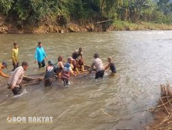 Akibat Jembatan Putus, Anak Sekolah di Jember Gunakan Bambu Rakit Untuk Menyebrang