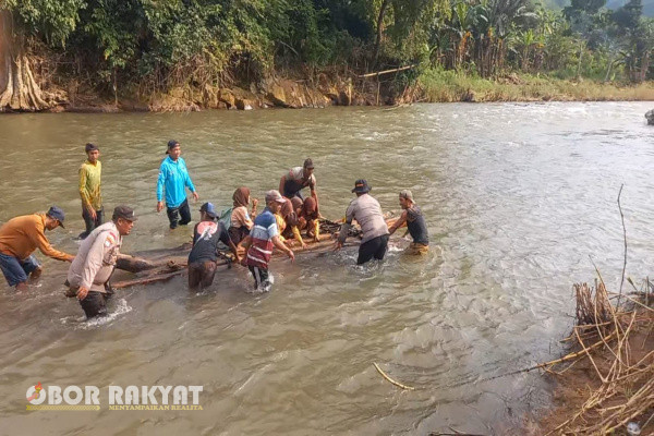 Jember, Obor Rakyat - Putusnya jembatan yang menjadi satu-satunya akses penghubung antara Desa Sidomulyo, Kecamatan Silo, dan Desa Sanenrejo, Kecamatan Tempurejo, di Kabupaten Jember berdampak besar pada aktivitas perekonomian dan kehidupan masyarakat.