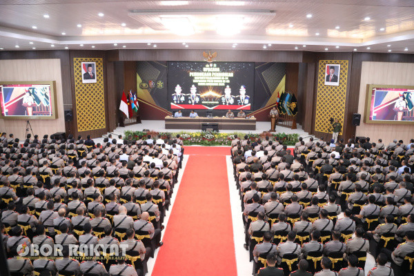 Lembang, Obor Rakyat - Wakapolri, Komisaris Jenderal Polisi Drs. Ahmad Dofiri secara resmi membuka pendidikan Sespimti Polri Dikreg ke-34 dan Sespimmen Polri Dikreg ke-65 Tahun Anggaran 2025, yang dilaksanakan di Gedung Utaryo, Lembang.