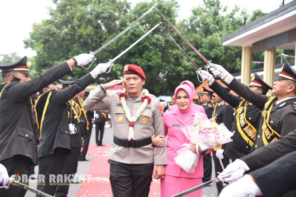 Bondowoso, Obor Rakyat - Prosesi pedang pora di Polres Bondowoso menandai kedatangan Kapolres yang baru.