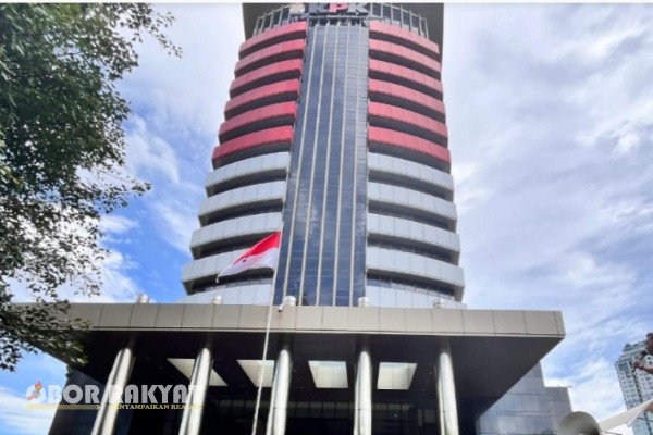 Jakarta, Obor Rakyat - Komisi Pemberantasan Korupsi (KPK) kembali memanggil Bupati Situbondo Karna Suswandi (KS) sebagai tersangka.