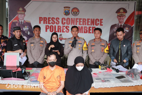 Jember, Obor Rakyat – Polres Jember Polda Jatim berhasil mengungkap kasus pemalsuan dokumen untuk pencairan kredit bank yang melibatkan pasangan suami istri (pasutri) asal Kecamatan Sumbersari, Kabupaten Jember.