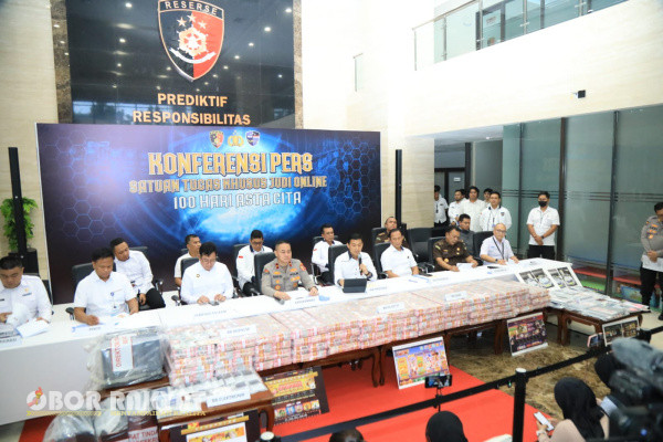 Jakarta, Obor Rakyat - Dalam konferensi pers di Mabes Polri, Direktur Tindak Pidana Siber (Dirtipidsiber) Bareskrim Polri, Brigjen Himawan Bayu Aji, mengungkapkan hasil kerja keras dalam pemberantasan judi online.