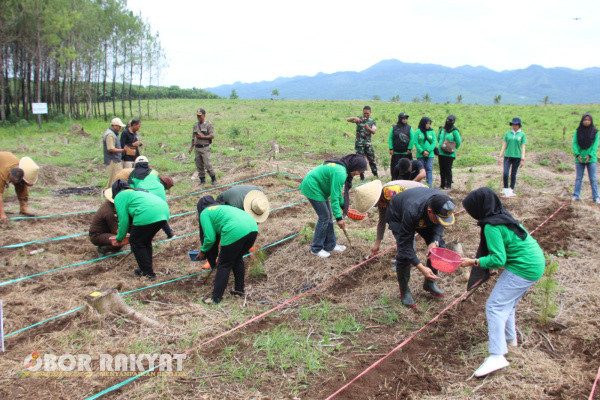 Bondowoso, Obor Rakyat - Sebagai bentuk dukungan terhadap program Pemerintah dalam memperkuat ketahanan pangan nasional, Polres Bondowoso melaksanakan penanaman benih Jagung Kualitas Unggul, Selasa (21/1 2025).