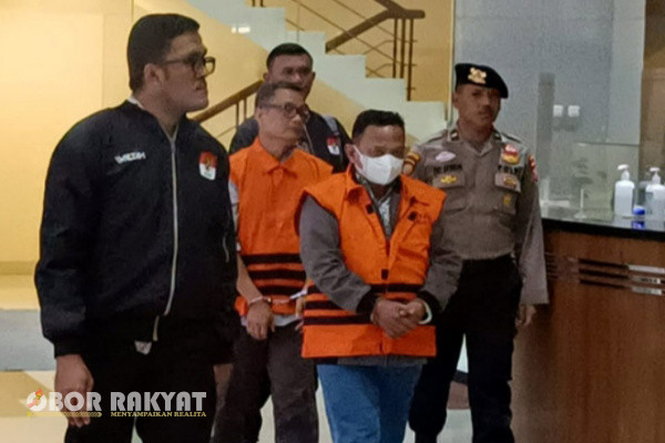 Jakarta, Obor Rakyat - Komisi Pemberantasan Korupsi (KPK) menahan Bupati Situbondo Karna Suswandi (KS), Selasa (21/1/2025).