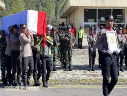 Gugur dalam Tugas, Jenazah Bripka Anumerta Ronald M. Enok Diterbangkan ke Jayapura