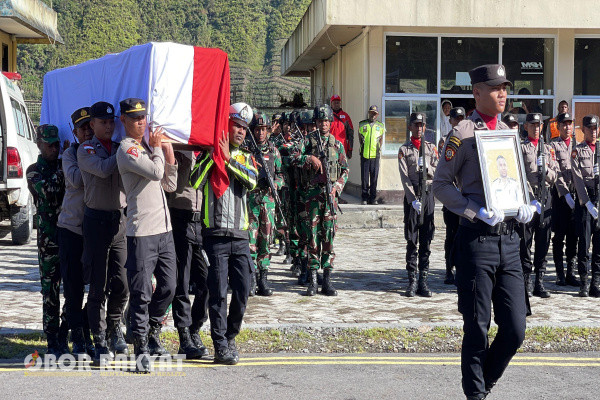 Puncak Jaya, Obor Rakyat - Mulai 22 Januari 2025, Jenazah Bripka (Anumerta) Ronald M. Enok, anggota Polres Puncak Jaya yang gugur dalam tugas, telah diterbangkan dari Kabupaten Puncak Jaya ke Bandara Sentani, Kabupaten Jayapura.